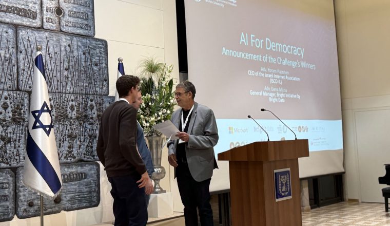 ISOC-IL CEO Yoram Hacohen Presenting Prize to Final Winner